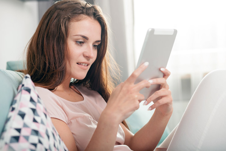 Frau mit Tablet
