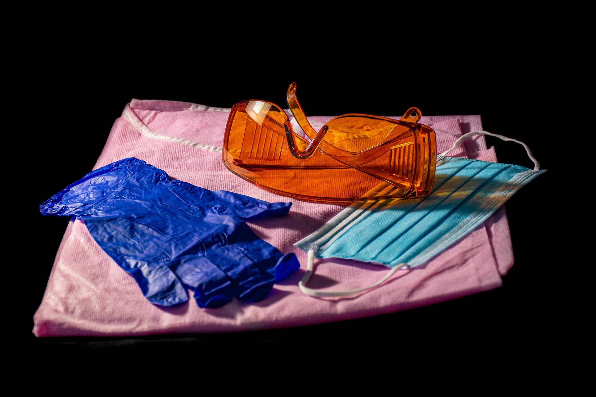 Einmalprodukte für Kliniken - Maske, Kittel, Handschuhe - als Symbol für das Müllproblem