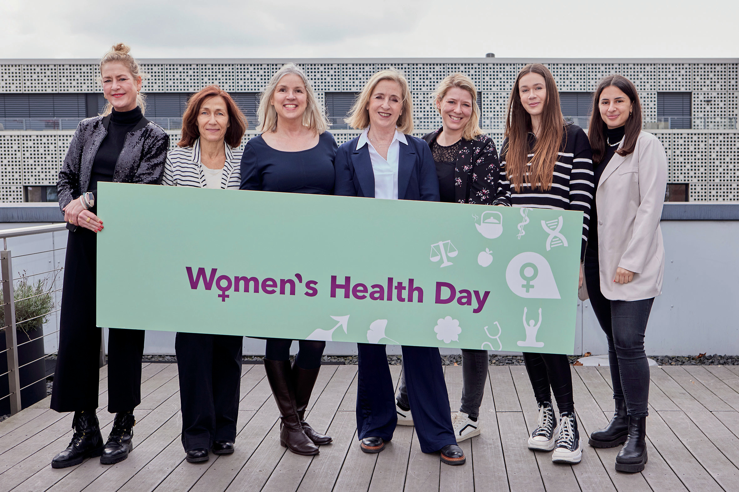 Frauen mit Plakat zu Women's Health Day